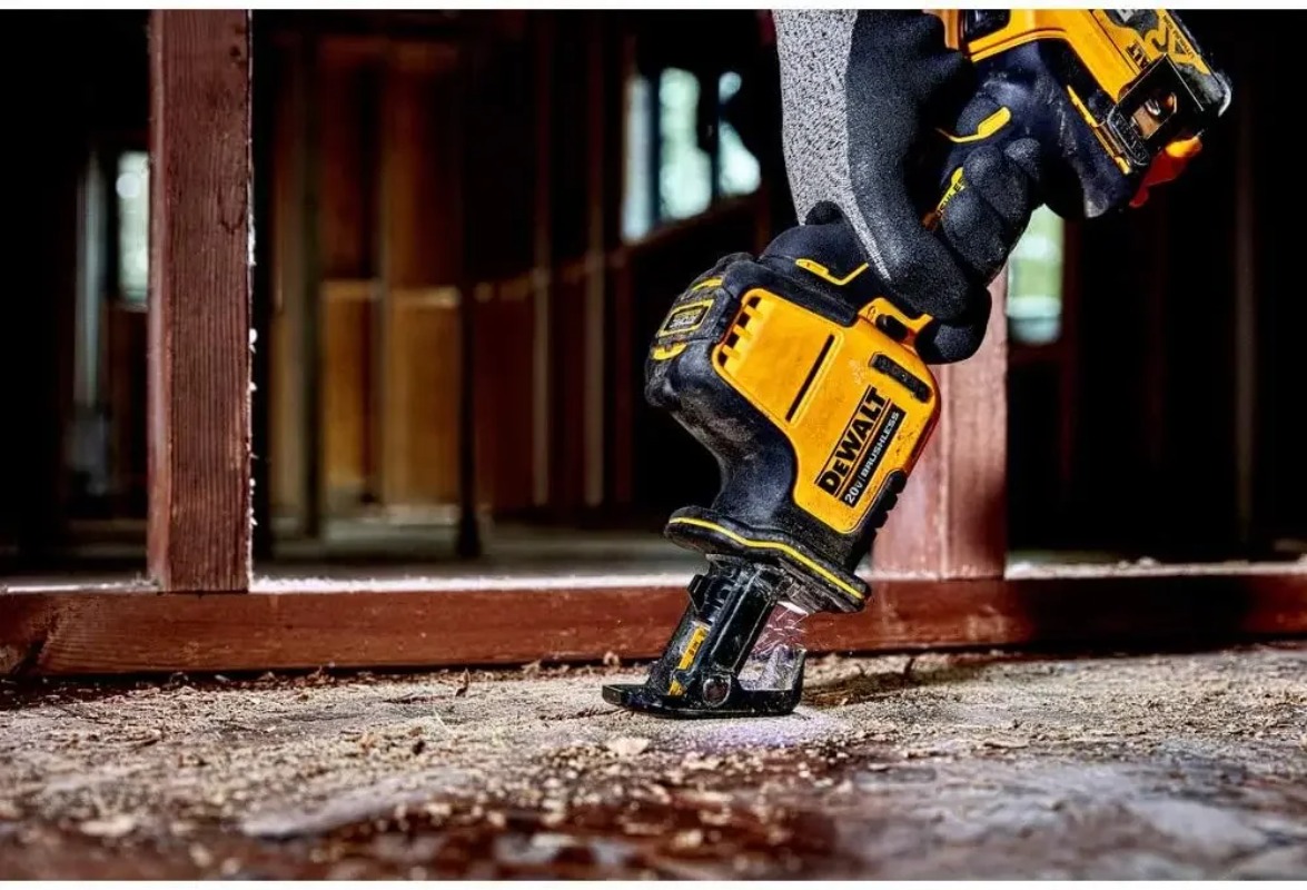 DEWALT DCS369 20V MAX* Recipro - огляд і ціна Woodworking Rasp
